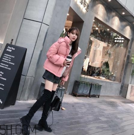 粉色羽絨服配什么鞋子？粉色羽絨服搭配鞋子圖片