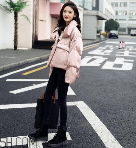粉色羽絨服配什么鞋子？粉色羽絨服搭配鞋子圖片