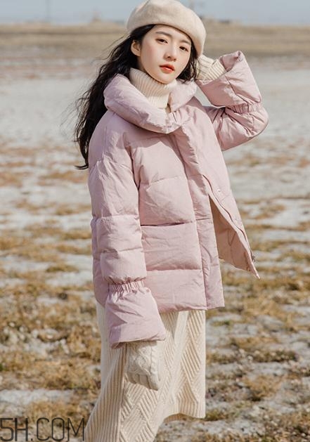 粉色羽絨服里面怎么搭配？粉色羽絨服內(nèi)搭什么？