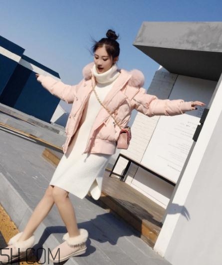 粉色羽絨服里面怎么搭配？粉色羽絨服內(nèi)搭什么？