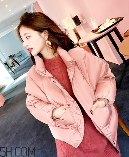粉色羽絨服里面怎么搭配？粉色羽絨服內(nèi)搭什么？