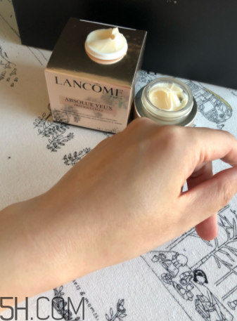 蘭蔻菁純眼霜與小黑瓶眼霜有什么區(qū)別？哪個好用？