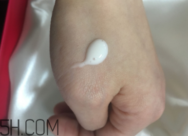 蘭蔻美膚修護(hù)精華乳有刺激嗎？適合敏感肌嗎？