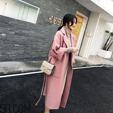 粉色大衣配什么顏色包包？粉色大衣搭配什么包？