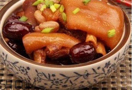 女性產(chǎn)后胸部松弛吃什么好？產(chǎn)后乳房變形如何保?。?></p><h3>女性產(chǎn)后胸部松弛吃什么好</h3><p>大豆</p><p>吃大豆，對(duì)身體好，大豆?fàn)I養(yǎng)豐富，特別是其中的礦物質(zhì)含量更加豐富，吃進(jìn)身體，能促進(jìn)生長(zhǎng)發(fā)育，對(duì)新陳代謝、內(nèi)分泌代謝也是非常好。</p><p>女性吃大豆，一方面能吸收雌性激素，能促進(jìn)身體吸收，另一方面，能吸收微量元素，不斷的改善乳房發(fā)育，呈現(xiàn)出飽滿(mǎn)的狀態(tài)。</p><p>牛奶</p><p>牛奶，可以說(shuō)每一個(gè)女性都不會(huì)拒絕的，豐富的蛋白質(zhì)，能促進(jìn)身體吸收，而就豐胸來(lái)說(shuō)，這些蛋白質(zhì)也是不遑相讓的。</p><p>豬蹄</p><p>更多的時(shí)候，女性會(huì)想著吃豬蹄，吸收膠質(zhì)改善皮膚。其實(shí)，通過(guò)吃豬蹄，對(duì)增強(qiáng)胸部發(fā)育也是非常好的，讓胸部越來(lái)越挺拔。</p><p>牛油果</p><p>牛油果相對(duì)來(lái)說(shuō)，不如蘋(píng)果橘子那么常見(jiàn)，但是，其功效不容忽視，特別是想要增強(qiáng)胸部彈性，可以適當(dāng)?shù)亩喑渣c(diǎn)。</p><p>豐富的不飽和脂肪酸，能增強(qiáng)胸部組織彈性;其中的維生素E，則能促進(jìn)胸部再次發(fā)育。</p><p>葡萄</p><p>就水果來(lái)說(shuō)，吃點(diǎn)葡萄，對(duì)女性保健也是非常好的，這是因?yàn)樵谄咸阎杏芯S生素C，能避免胸部變形，對(duì)改善胸部健康，有非常好的幫助。</p><p style=