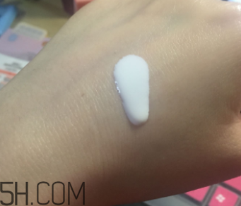 娥佩蘭防曬霜是物理防曬還是化學(xué)防曬？油不油？