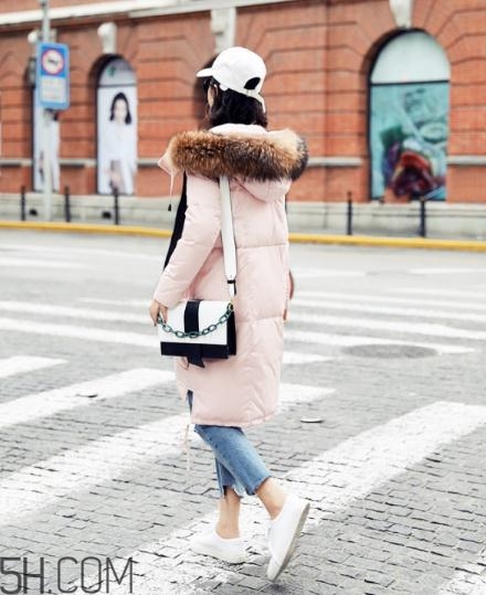 粉色羽絨服配什么褲子？粉色羽絨服搭配什么褲子好看？