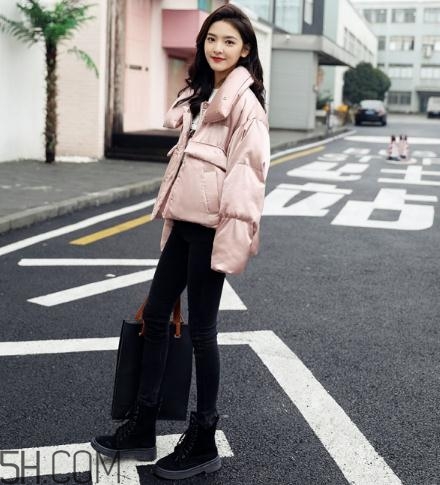 粉色羽絨服配什么褲子？粉色羽絨服搭配什么褲子好看？