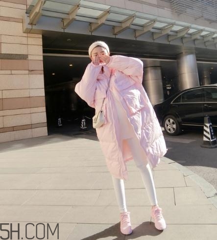 粉色羽絨服配什么褲子？粉色羽絨服搭配什么褲子好看？