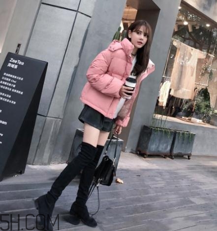 粉色羽絨服配什么褲子？粉色羽絨服搭配什么褲子好看？