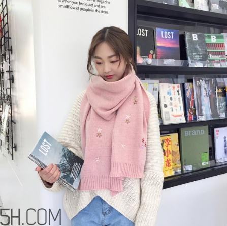 粉色圍巾怎么搭配衣服？粉色圍巾配什么顏色衣服？