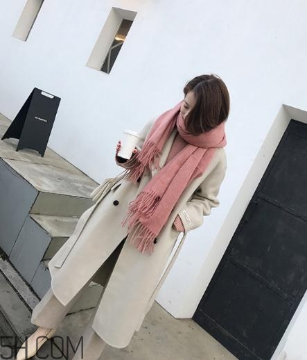 粉色圍巾怎么搭配衣服？粉色圍巾配什么顏色衣服？