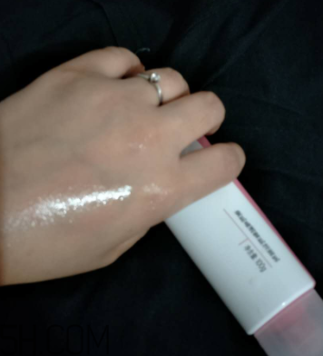 瓷肌晶透雪肌潔面乳可以卸妝嗎？清潔力如何？