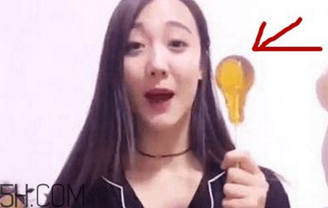 燈泡糖放進嘴巴為什么拿不出來？燈泡棒棒糖怎么拿出來？