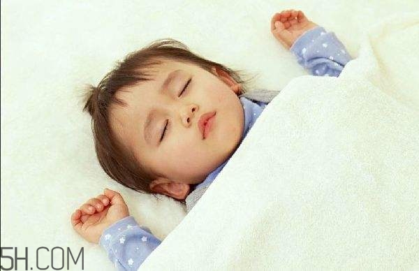 常對嬰幼兒撫觸有哪些作用？寶寶一周歲怎樣安排作息？