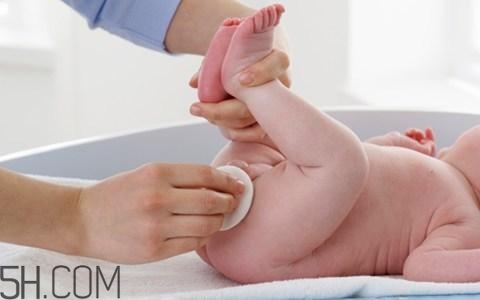 新生兒眼屎又多又黃是怎么回事？新生兒何時(shí)能坐飛機(jī)？