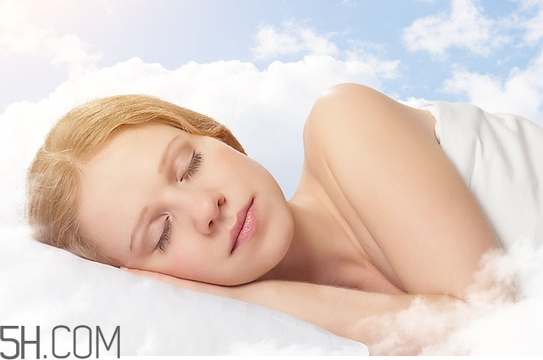 睡眠面膜和貼片面膜哪個效果好？貼片面膜和睡眠面膜有什么區(qū)別？