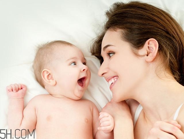寶寶腿紋不對稱是怎么回事？嬰幼兒的生長發(fā)育標準是怎樣的？