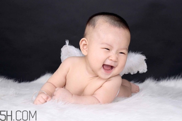 寶寶腿紋不對稱是怎么回事？嬰幼兒的生長發(fā)育標準是怎樣的？