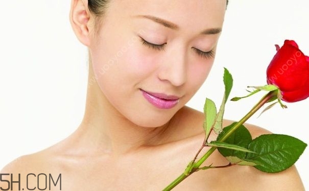 女性小便發(fā)黃是怎么回事？女性小便發(fā)黃有異味的原因有哪些？