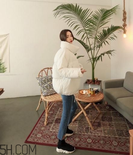 白色面包服怎么搭配？可愛與時尚并存的冬日穿搭