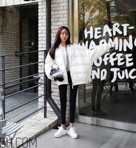 白色面包服怎么搭配？可愛與時尚并存的冬日穿搭