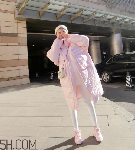 粉色面包服配什么褲子？少女心爆棚的經典搭配