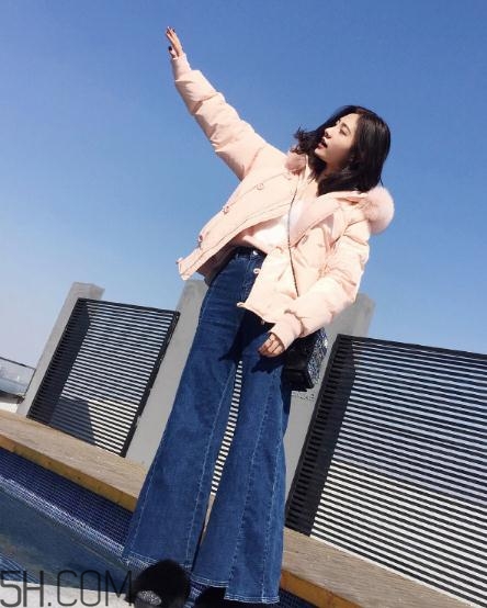 粉色面包服配什么褲子？少女心爆棚的經典搭配
