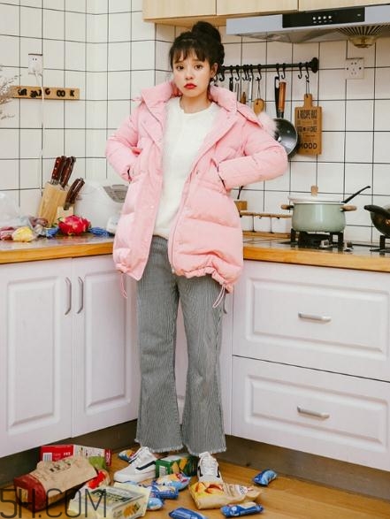 粉色面包服配什么褲子？少女心爆棚的經典搭配