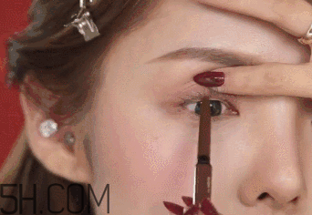 V型眼線怎么畫？V型眼線畫好美到冒泡