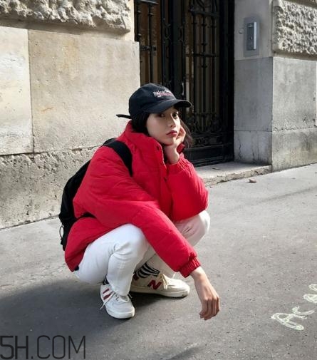 紅色面包服怎么搭配？給寒冷的冬天帶來(lái)一絲熱情