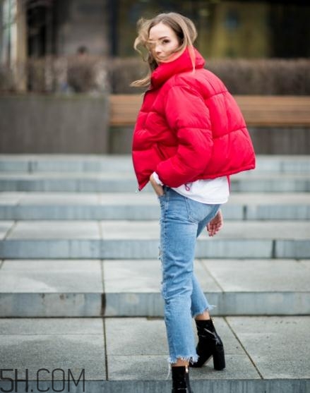紅色面包服怎么搭配？給寒冷的冬天帶來(lái)一絲熱情