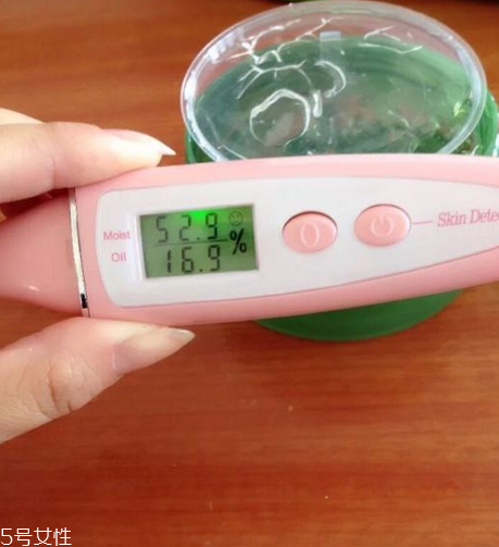 得鮮蘆薈膠含酒精嗎？蘆薈膠當(dāng)睡眠面膜的作用