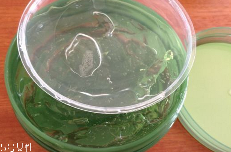 得鮮蘆薈膠含酒精嗎？蘆薈膠當(dāng)睡眠面膜的作用
