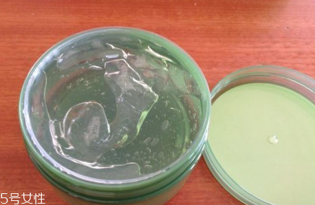 得鮮蘆薈膠含酒精嗎？蘆薈膠當(dāng)睡眠面膜的作用
