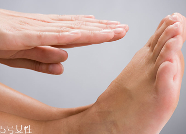 腳冷預(yù)示哪些疾?。炕蚴切呐K衰弱