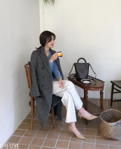 灰色大衣配什么顏色的毛衣？分分鐘穿出高級(jí)范兒