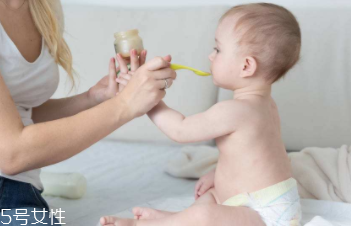 母乳寶寶如何判斷奶量？媽媽記得要多喝奶