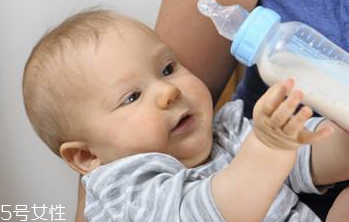母乳寶寶如何判斷奶量？媽媽記得要多喝奶