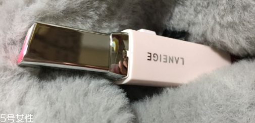 蘭芝V型唇膏01號色是什么樣的？淡粉色很溫婉