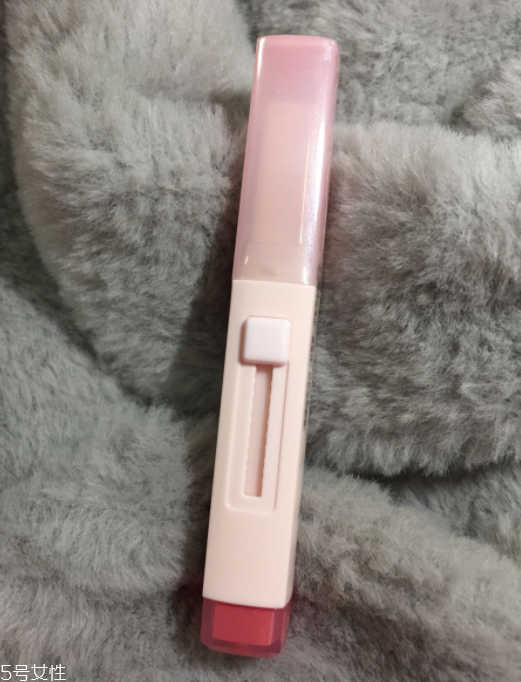 蘭芝V型唇膏01號色是什么樣的？淡粉色很溫婉