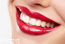 牙齒發(fā)黃是天生的嗎？只是你刷牙偷懶了