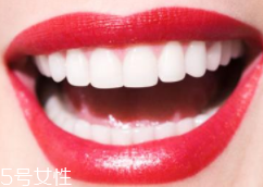牙齒發(fā)黃是天生的嗎？只是你刷牙偷懶了