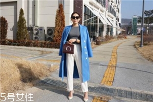 藍色大衣搭配什么包包？為你凹足造型感