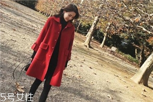 大紅色大衣配什么顏色毛衣？新年就要中國紅