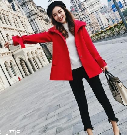 大紅色大衣配什么顏色毛衣？新年就要中國紅