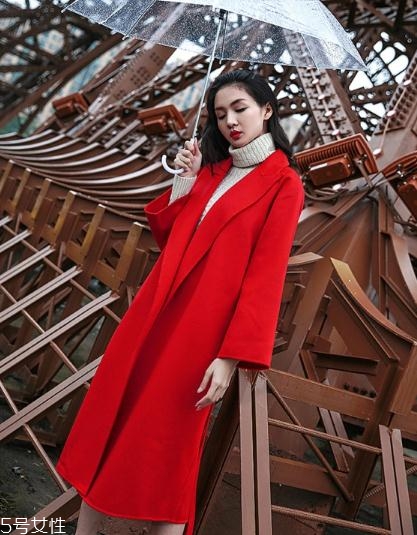 大紅色大衣配什么顏色毛衣？新年就要中國紅