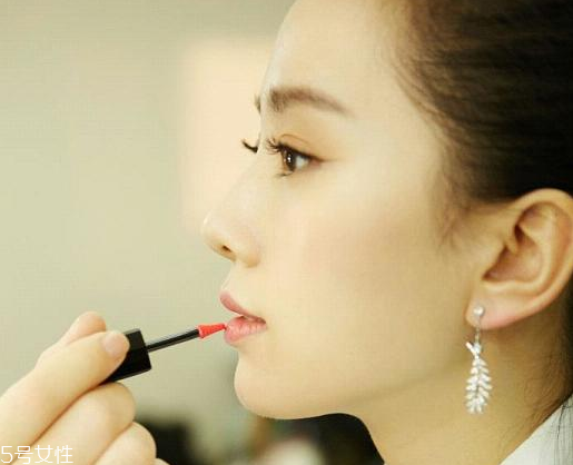 香奈兒唇釉738好看嗎？香奈兒唇釉738試色