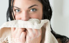 洗臉有白皮怎么回事？洗面奶太強(qiáng)勁