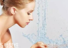 洗臉有白皮怎么回事？洗面奶太強(qiáng)勁